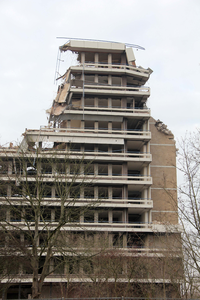 838498 Gezicht op het deels gesloopte hoofdgebouw van het voormalige ziekenhuis Overvecht (Paranadreef 2) te ...